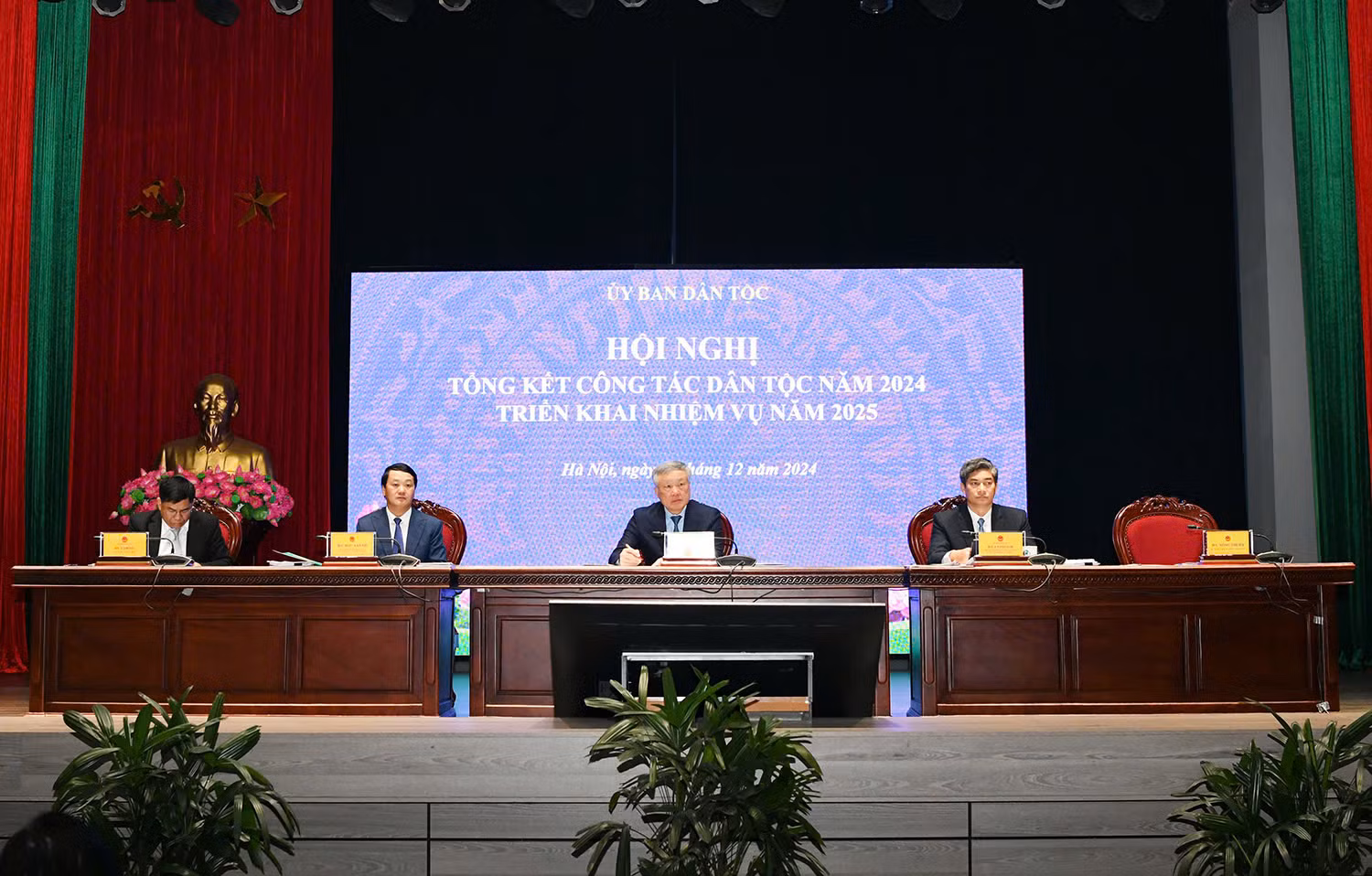 Đồng chí Nguyễn Hòa Bình, Ủy viên Bộ Chính trị, Bí thư Trung ương Đảng, Phó Thủ tướng thường trực Chính phủ dự và chỉ đạo Hội nghị. Đồng chí Nguyễn Hòa Bình, Ủy viên Bộ Chính trị, Bí thư Trung ương Đảng, Phó Thủ tướng thường trực Chính phủ dự và chỉ đạo Hội nghị.