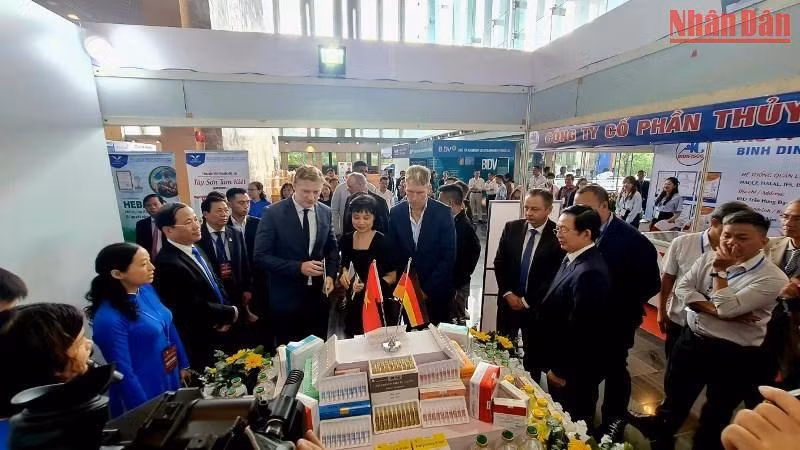 Các đại biểu tham quan các gian hàng trưng bày tại hội nghị xúc tiến đầu tư doanh nghiệp Đức vào Bình Định. Các đại biểu tham quan các gian hàng trưng bày tại hội nghị xúc tiến đầu tư doanh nghiệp Đức vào Bình Định.