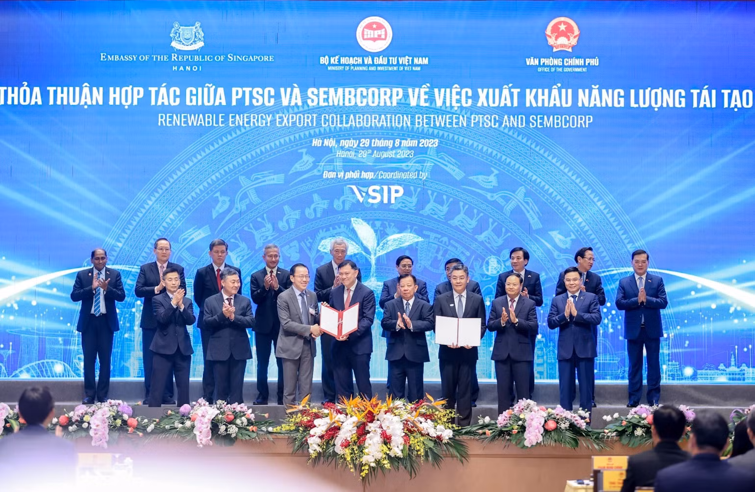 Thủ tướng Chính phủ Việt Nam và Singapore chứng kiến trao nhận giấy phép khảo sát cho dự án điện gió ngoài khơi tại Việt Nam cho liên danh PTSC-Sembcorp.