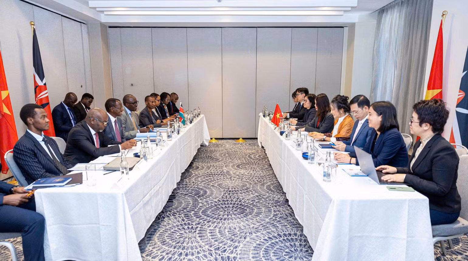 Thứ trưởng Ngoại giao Nguyễn Minh Hằng hội đàm với Thứ trưởng Ngoại giao và Kiều dân Kenya Abraham Korir Sing'Oei. Thứ trưởng Ngoại giao Nguyễn Minh Hằng hội đàm với Thứ trưởng Ngoại giao và Kiều dân Kenya Abraham Korir Sing'Oei.