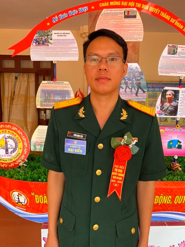 Thiếu tá Trần Đặng Tiến, Chính trị viên Tiểu đoàn 8, Trung đoàn 18, Sư đoàn 325, Quân đoàn 12 (Bộ Quốc phòng). Ảnh: Trần Kiên Thiếu tá Trần Đặng Tiến, Chính trị viên Tiểu đoàn 8, Trung đoàn 18, Sư đoàn 325, Quân đoàn 12 (Bộ Quốc phòng). Ảnh: Trần Kiên