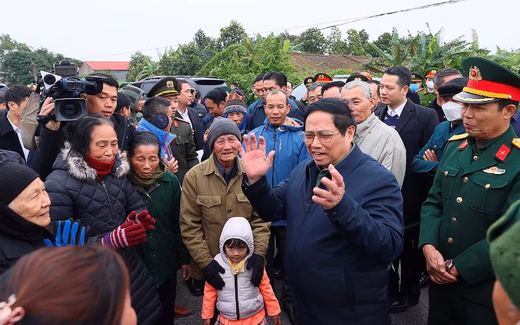 Thủ tướng Phạm Minh Chính với nhân dân xã Châu Sơn, huyện Quỳnh Phụ, Thái Bình - nơi đường dây 500kV mạch 3 đi qua. Thủ tướng Phạm Minh Chính với nhân dân xã Châu Sơn, huyện Quỳnh Phụ, Thái Bình - nơi đường dây 500kV mạch 3 đi qua.