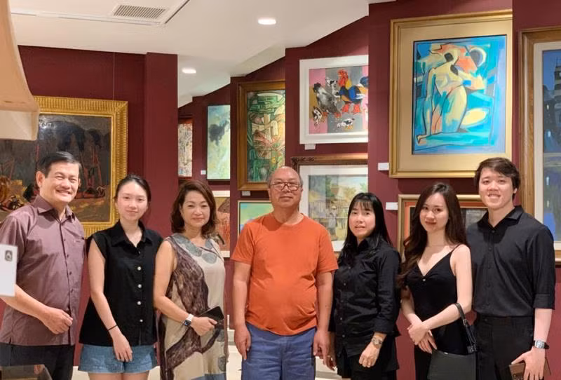 Ông Nguyễn Thiều Quang (ở giữa) cùng vợ và Ban Giám đốc Bảo tàng nghệ thuật Quang San (Thủ Đức, TP Hồ Chí Minh).