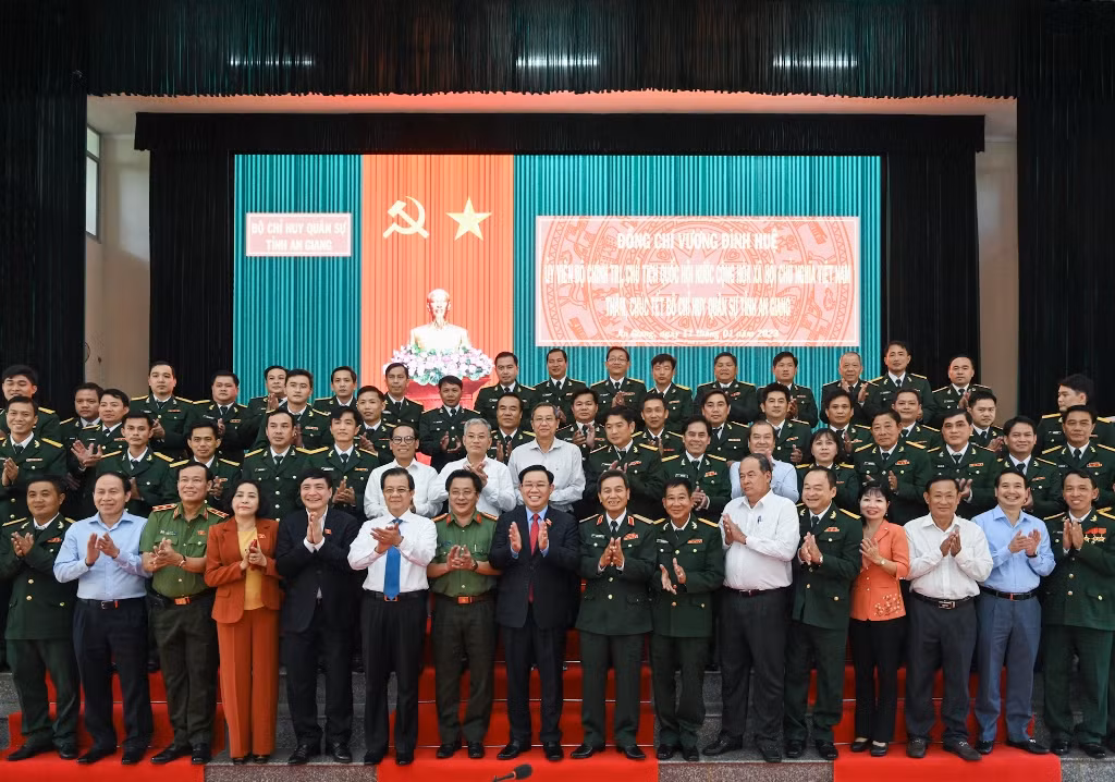 [Ảnh] Chủ tịch Quốc hội Vương Đình Huệ thăm, chúc Tết Bộ Chỉ huy quân sự tỉnh An Giang ảnh 9
