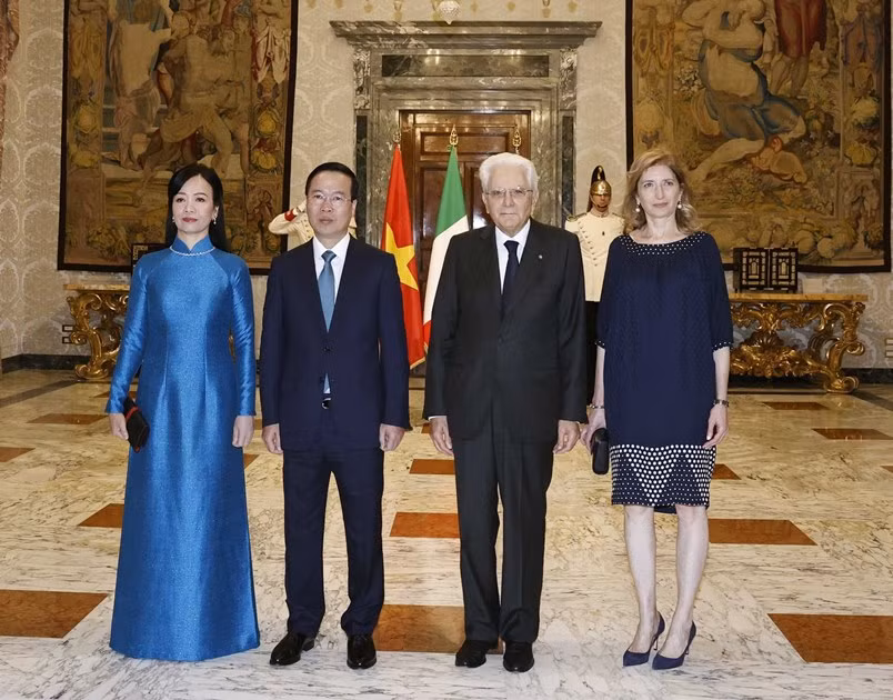 Chủ tịch nước Võ Văn Thưởng và Phu nhân với Tổng thống Cộng hòa Italy Sergio Mattarella và con gái. (Ảnh: TTXVN) Chủ tịch nước Võ Văn Thưởng và Phu nhân với Tổng thống Cộng hòa Italy Sergio Mattarella và con gái. (Ảnh: TTXVN)