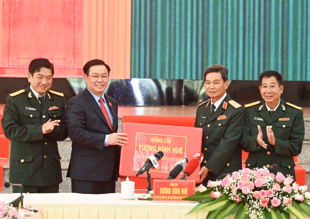 [Ảnh] Chủ tịch Quốc hội Vương Đình Huệ thăm, chúc Tết Bộ Chỉ huy quân sự tỉnh An Giang ảnh 8