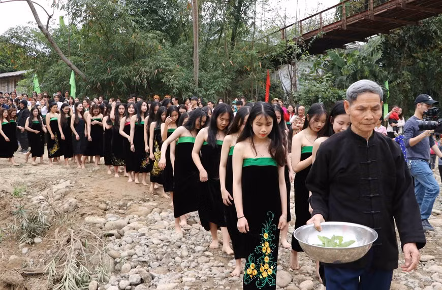 Sau khi làm lễ ở Nhà Then, đoàn lễ tiến ra suối Nậm So. (Ảnh: Văn Oanh/TTXVN)