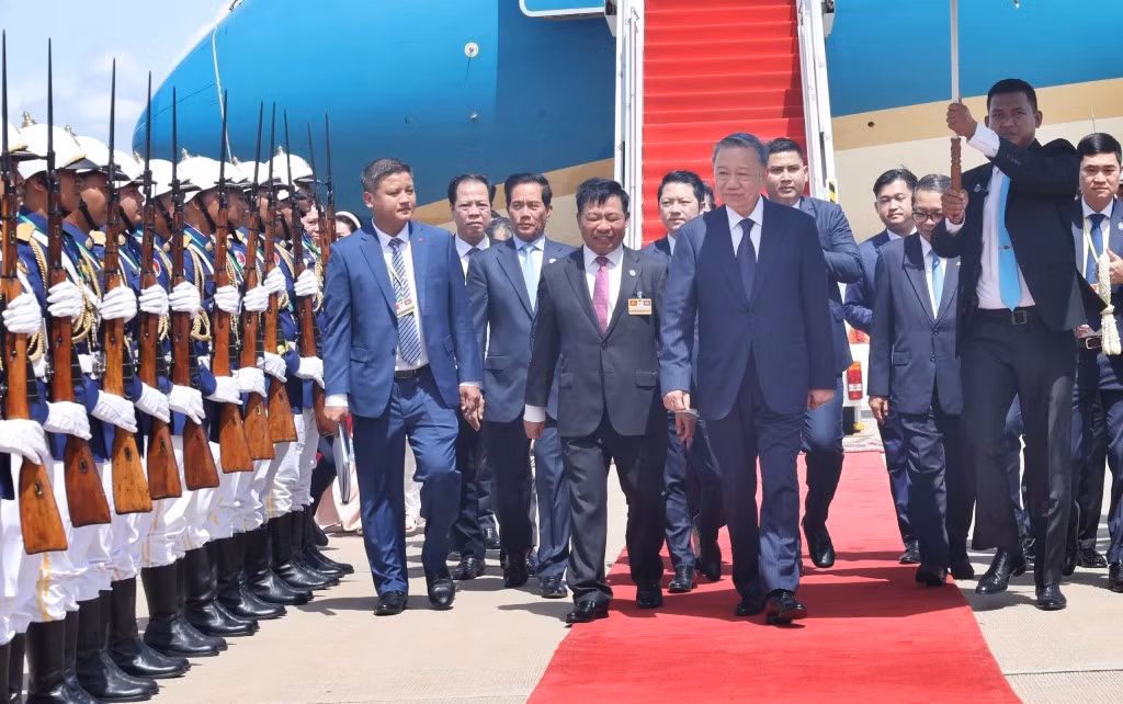 Lễ đón Chủ tịch nước Tô Lâm tại sân bay quốc tế Phnom Penh. Ảnh: Nhan Sáng/TTXVN