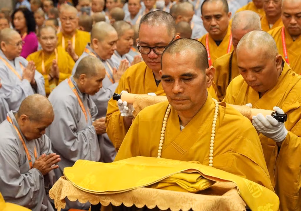Nghi thức rước áo cà sa của Đức Pháp chủ. Nghi thức rước áo cà sa của Đức Pháp chủ.