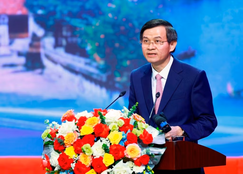 Bí thư tỉnh ủy Tỉnh Ninh Bình Đoàn Minh Huấn phát biểu. Bí thư tỉnh ủy Tỉnh Ninh Bình Đoàn Minh Huấn phát biểu.