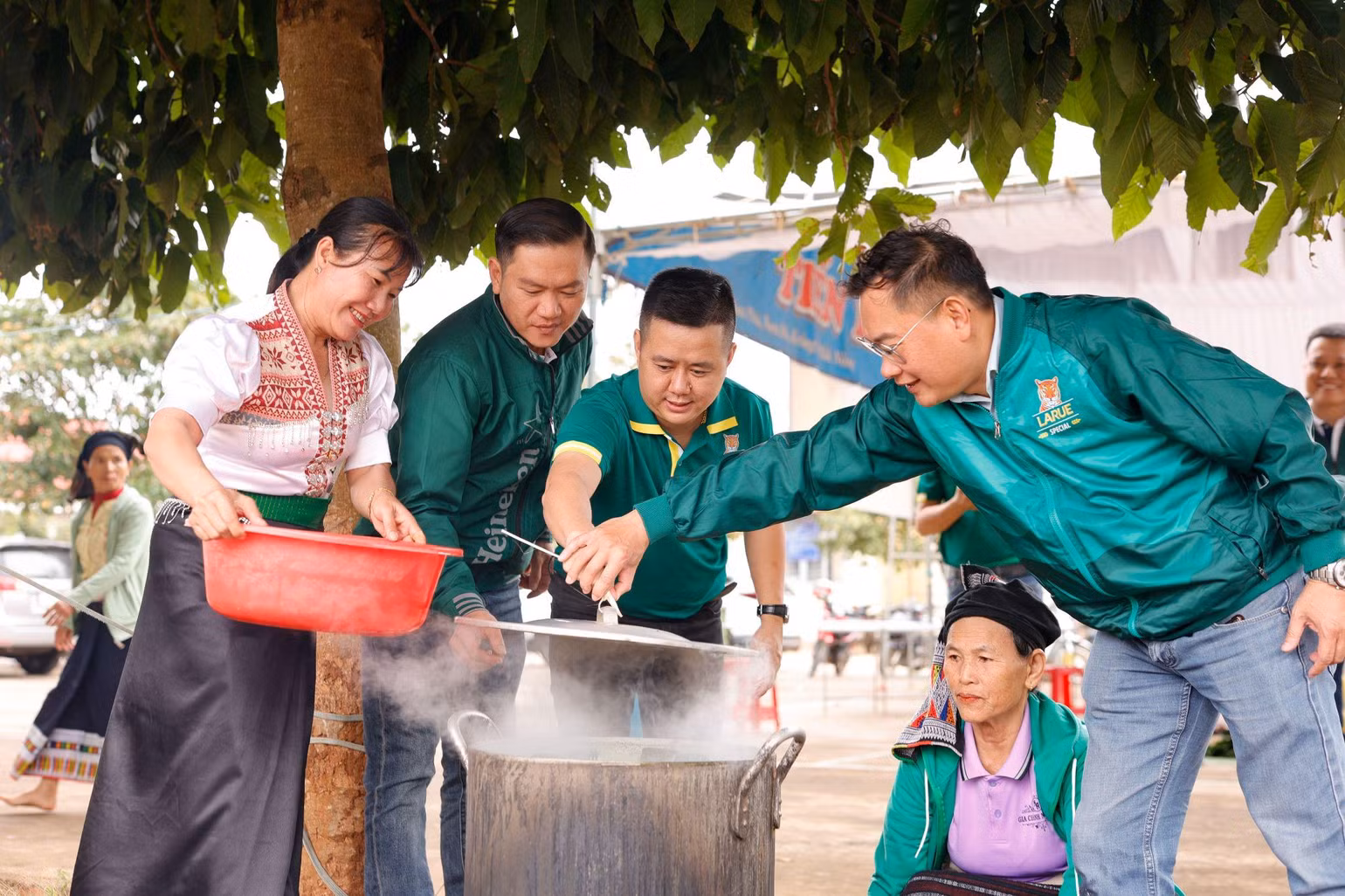 Bà con hưởng ứng hoạt động nấu bánh chưng trong chương trình.