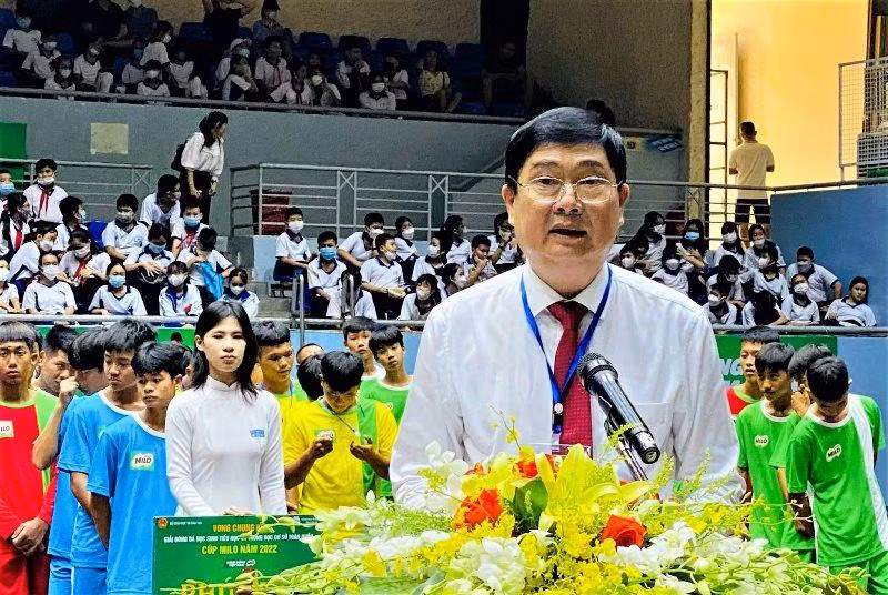 Giám đốc Sở Giáo dục và Đào tạo tỉnh Đắk Lắk Phạm Đăng Khoa phát biểu khai mạc Vòng chung kết Giải Bóng đá học sinh tiểu học và trung học cơ sở toàn quốc Cup Milo năm 2022.