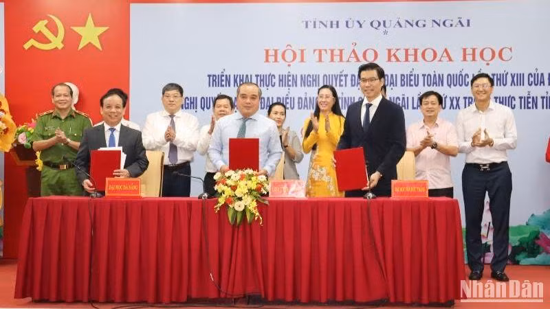 Ký kết hợp tác thỏa thuận khung giữa Ủy ban nhân dân tỉnh Quảng Ngãi với Đại học Đà Nẵng và Đại học Tôn Đức Thắng.