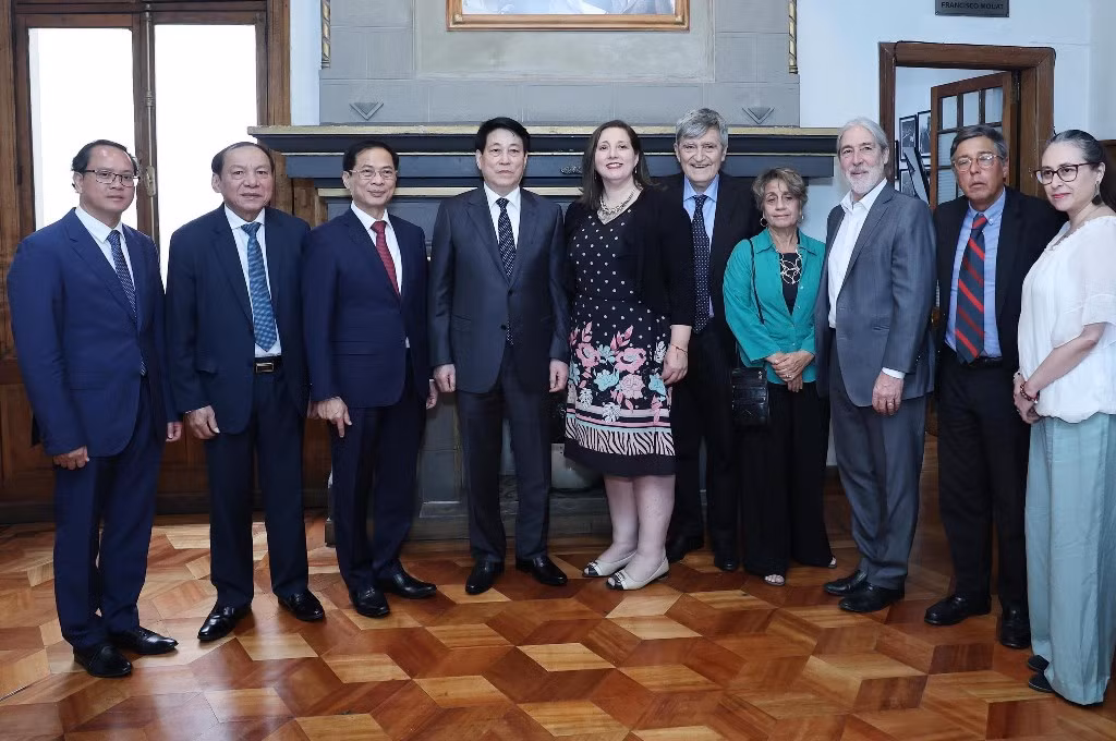 Chủ tịch nước Lương Cường và các đại biểu tại trụ sở Đảng Xã hội Chile. Ảnh: Lâm Khánh – TTXVN Chủ tịch nước Lương Cường và các đại biểu tại trụ sở Đảng Xã hội Chile. Ảnh: Lâm Khánh – TTXVN