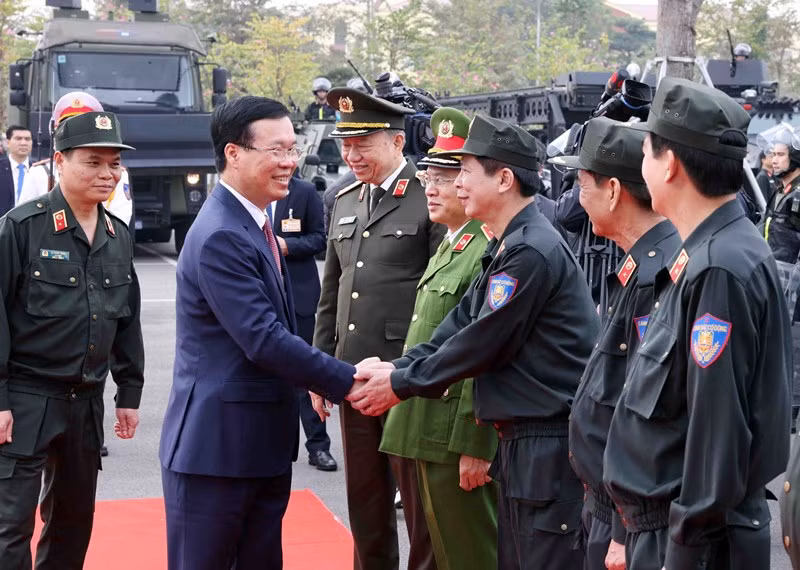 Chủ tịch nước Võ Văn Thưởng với lãnh đạo, sĩ quan chỉ huy Bộ Tư lệnh Cảnh sát Cơ động. Ảnh: Thống Nhất/TTXVN