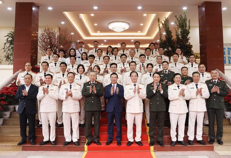Chủ tịch nước Võ Văn Thưởng và Đại tướng, Bộ trưởng Công an Tô Lâm với cán bộ, chiến sĩ Bộ Tư lệnh Cảnh vệ. Ảnh: Thống Nhất/TTXVN
