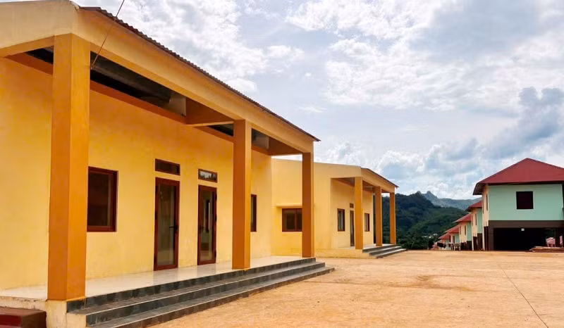Trường học kiên cố được Tập đoàn Sơn Hải xây tặng cho con em khu ở mới.