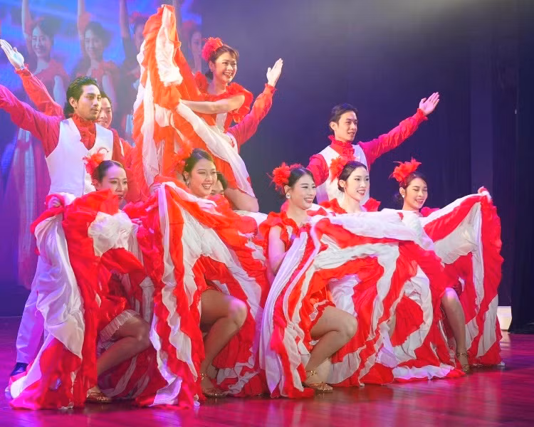 Điệu nhảy Cancan được khai thác trong vở diễn. Điệu nhảy Cancan được khai thác trong vở diễn.
