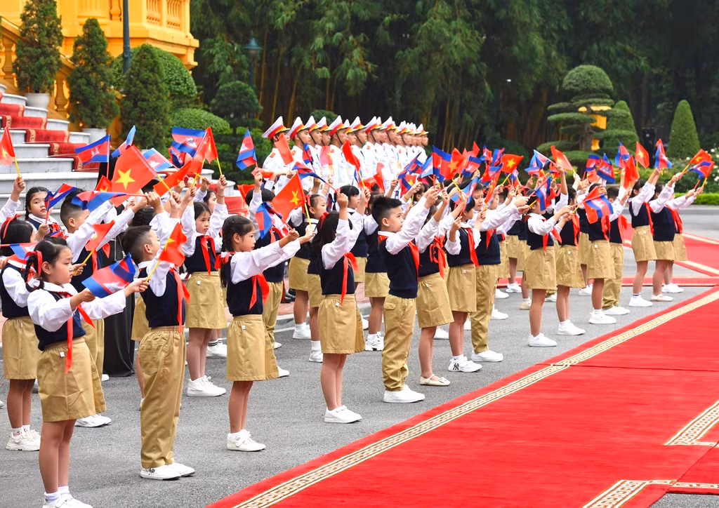 Các cháu thiếu nhi vẫy chào hai Thủ tướng. Các cháu thiếu nhi vẫy chào hai Thủ tướng.
