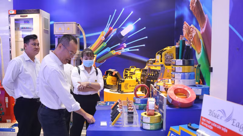 Sản phẩm của các doanh nghiệp Thành phố Hồ Chí Minh trưng bày tại Tuần lễ triển lãm. Sản phẩm của các doanh nghiệp Thành phố Hồ Chí Minh trưng bày tại Tuần lễ triển lãm.