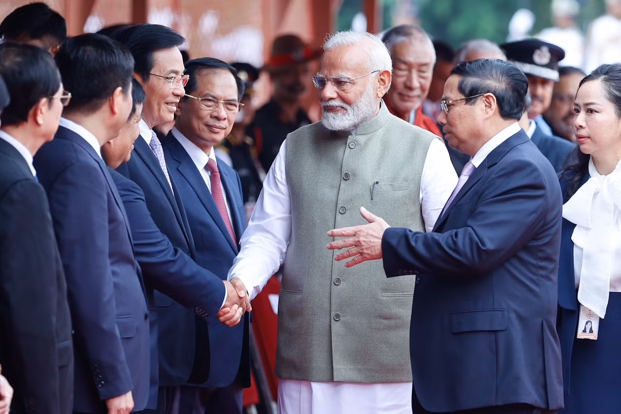 Thủ tướng Phạm Minh Chính giới thiệu lãnh đạo các bộ, ngành Việt Nam với Thủ tướng Narendra Modi.