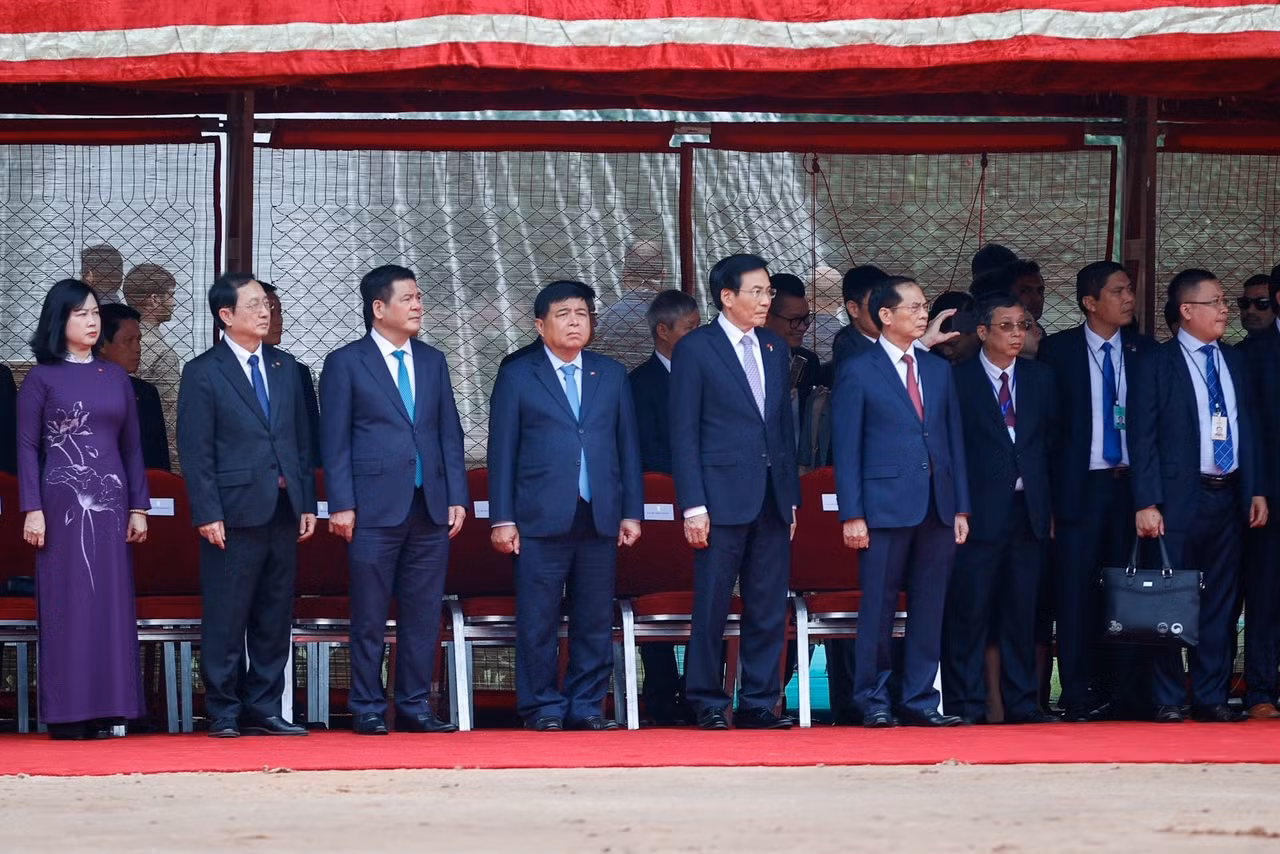 Lãnh đạo các bộ, ngành Việt Nam tại lễ đón.