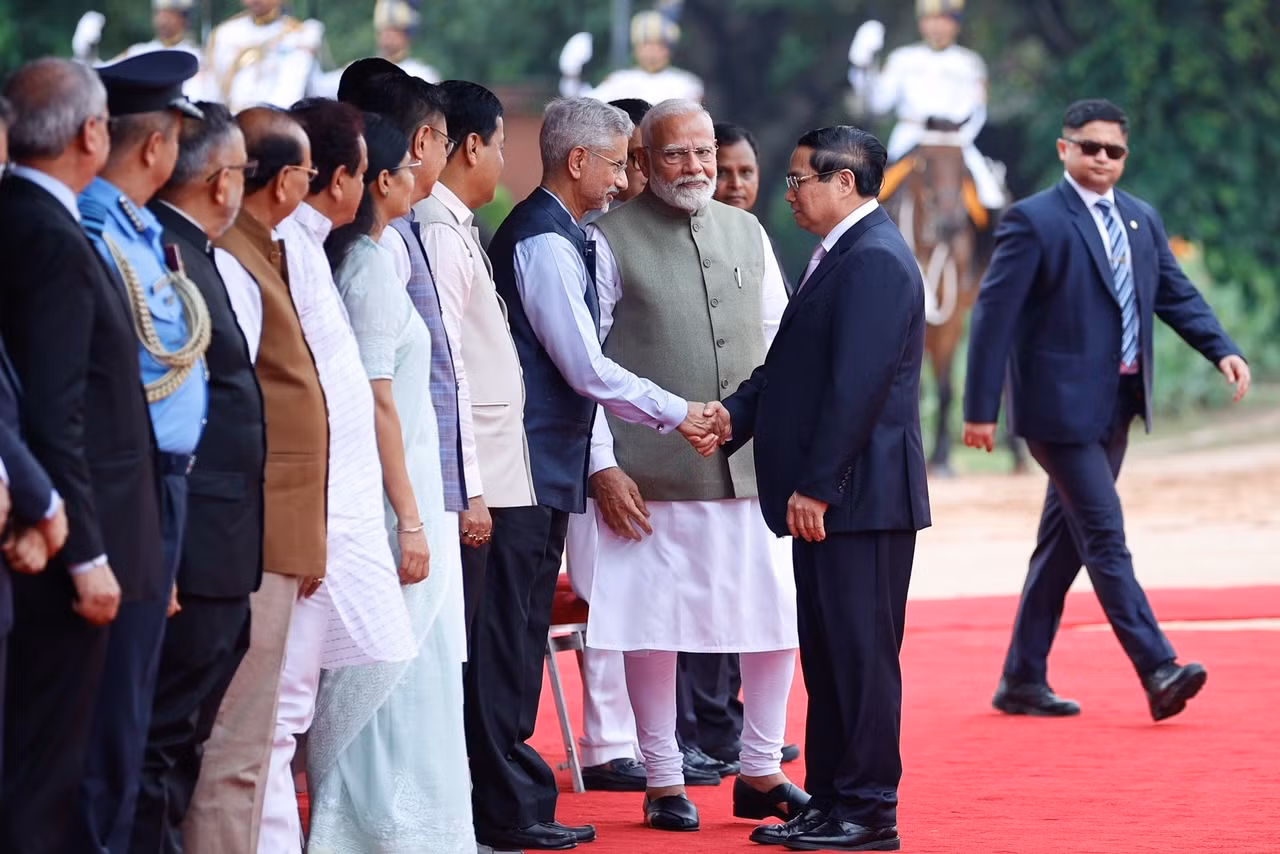 Thủ tướng Narendra Modi giới thiệu các quan chức Chính phủ Ấn Độ với Thủ tướng Phạm Minh Chính.