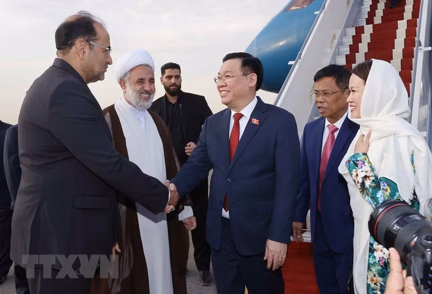 Lễ đón Chủ tịch Quốc hội Vương Đình Huệ tại Sân bay Mehrabad, thủ đô Tehran. (Ảnh: Doãn Tấn/TTXVN)