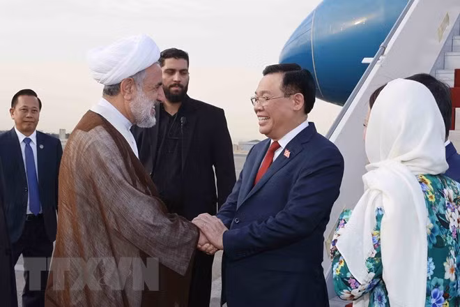 Lễ đón Chủ tịch Quốc hội Vương Đình Huệ tại Sân bay Mehrabad, thủ đô Tehran. (Ảnh: Doãn Tấn/TTXVN) Lễ đón Chủ tịch Quốc hội Vương Đình Huệ tại Sân bay Mehrabad, thủ đô Tehran. (Ảnh: Doãn Tấn/TTXVN)