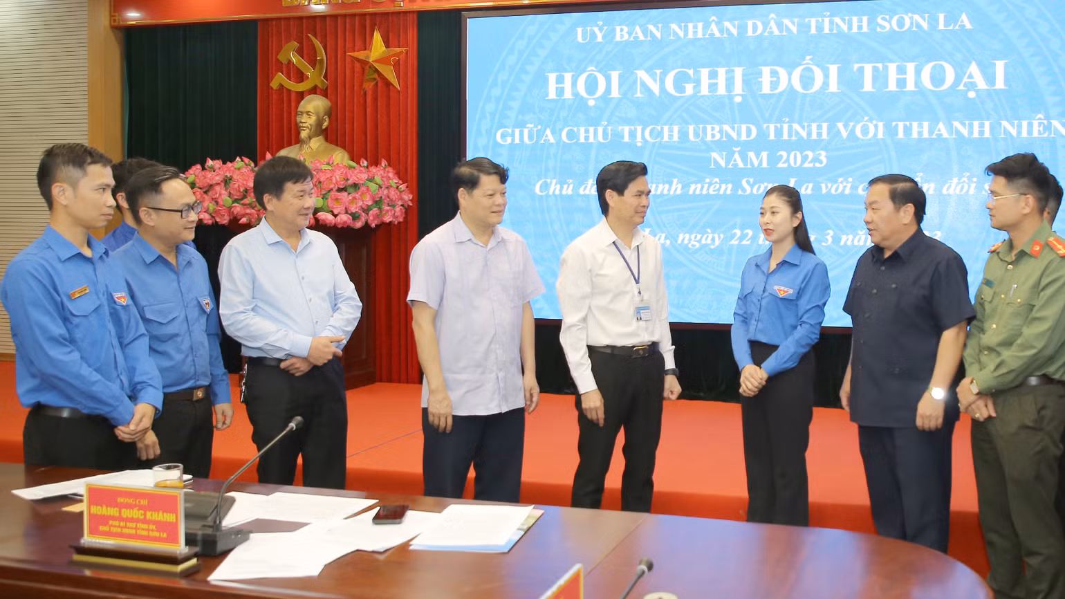 Lãnh đạo tỉnh Sơn La trao đổi với thanh niên tại hội nghị đối thoại giữa Chủ tịch Ủy ban nhân dân tỉnh với thanh niên các dân tộc.