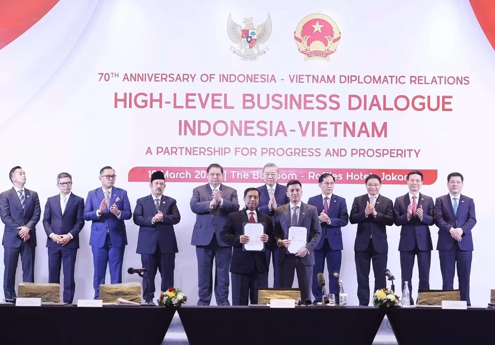 Lãnh đạo hai nước chứng kiến lễ ký các văn kiện trong nhiều lĩnh vực tại tọa đàm ngày 10/3 ở Jakartar, Indonesia. Ảnh: TTXVN. Lãnh đạo hai nước chứng kiến lễ ký các văn kiện trong nhiều lĩnh vực tại tọa đàm ngày 10/3 ở Jakartar, Indonesia. Ảnh: TTXVN.