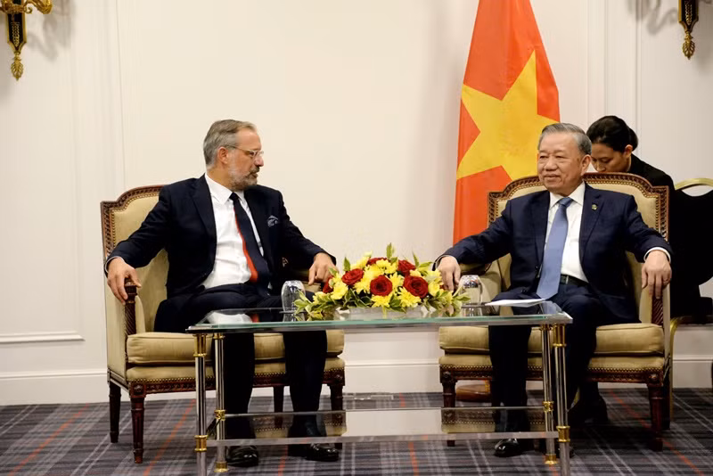 Tổng Bí thư, Chủ tịch nước Tô Lâm tiếp Tổng Giám đốc Thương mại Toàn cầu, Phó Chủ tịch cấp cao, Thành viên Ban điều hành Tập đoàn Airbus, Benoit De Saint-Exupery. Tổng Bí thư, Chủ tịch nước Tô Lâm tiếp Tổng Giám đốc Thương mại Toàn cầu, Phó Chủ tịch cấp cao, Thành viên Ban điều hành Tập đoàn Airbus, Benoit De Saint-Exupery.