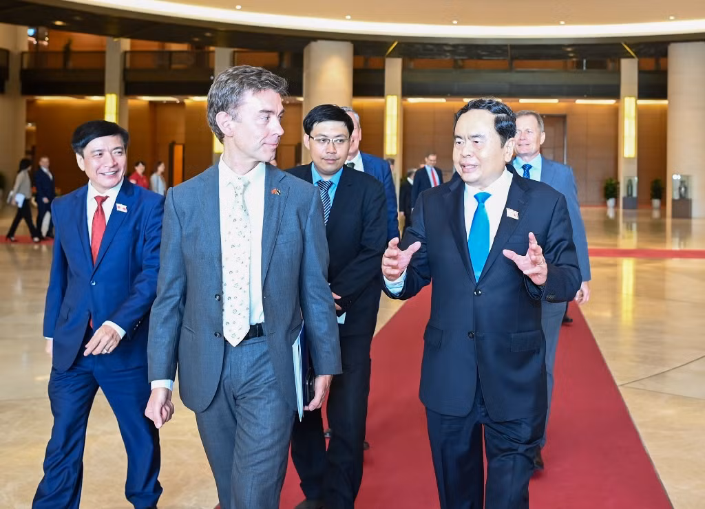 Chủ tịch Quốc hội Trần Thanh Mẫn trao đổi với Đại sứ EU tại Việt Nam Julien Guerrier. Chủ tịch Quốc hội Trần Thanh Mẫn trao đổi với Đại sứ EU tại Việt Nam Julien Guerrier.