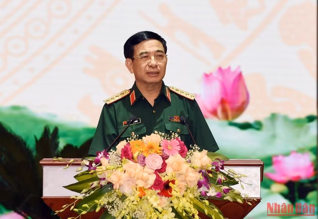 Đại tướng Phan Văn Giang, Bộ trưởng Quốc phòng phát biểu tại hội nghị. Đại tướng Phan Văn Giang, Bộ trưởng Quốc phòng phát biểu tại hội nghị.