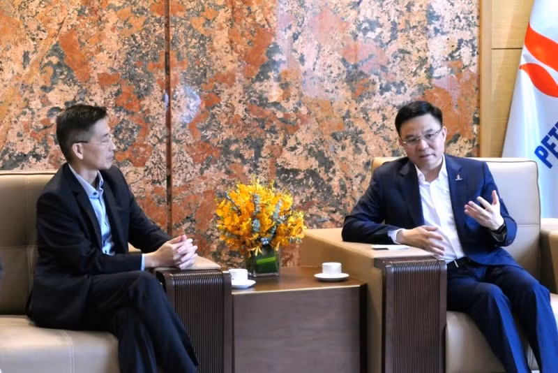 Tổng Giám đốc Petrovietnam Lê Mạnh Hùng trao đổi cùng ông Wong Kim Yin - Tổng Giám đốc Sembcorp Industries (Singapore) về hợp tác phát triển năng lượng xanh. Tổng Giám đốc Petrovietnam Lê Mạnh Hùng trao đổi cùng ông Wong Kim Yin - Tổng Giám đốc Sembcorp Industries (Singapore) về hợp tác phát triển năng lượng xanh.
