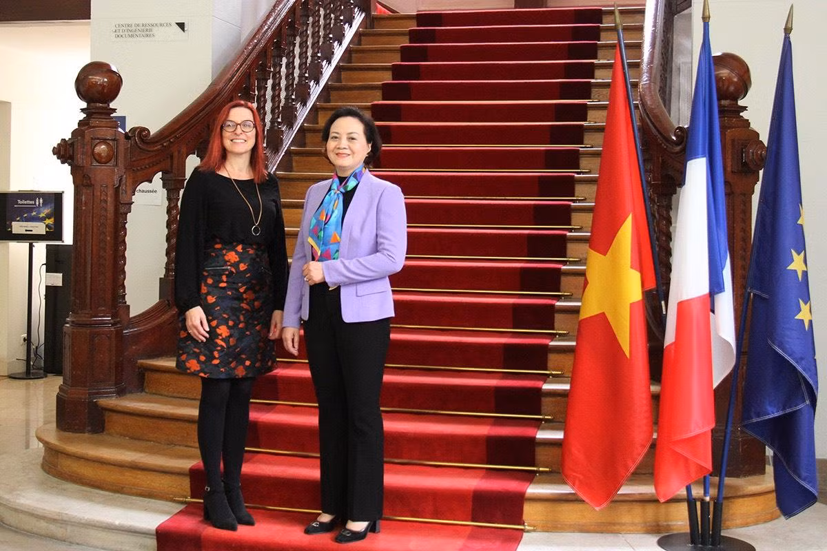 Bà Maryvonne Lebrignonen, Giám đốc Viện Dịch vụ Công Quốc gia của Pháp chào mừng Bộ trưởng Phạm Thị Thanh Trà tới thăm các cơ sở của viện. (Ảnh: Khải Hoàn)