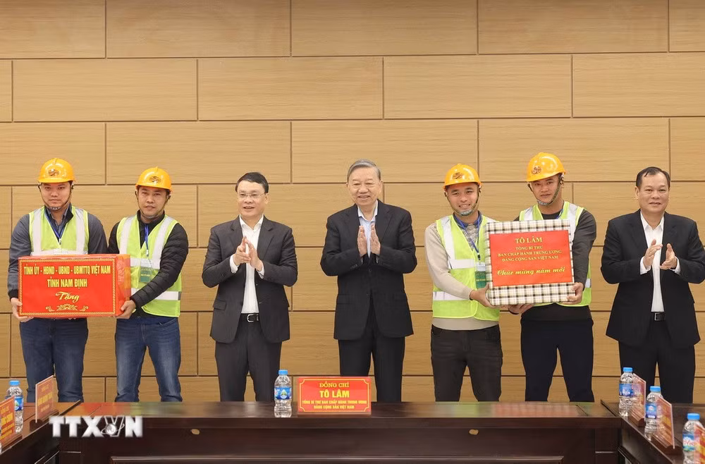 Tổng Bí thư Tô Lâm tặng quà Tết cho đơn vị thi công công trình Bệnh viện đa khoa tỉnh Nam Định. (Ảnh: Thống Nhất/TTXVN) Tổng Bí thư Tô Lâm tặng quà Tết cho đơn vị thi công công trình Bệnh viện đa khoa tỉnh Nam Định. (Ảnh: Thống Nhất/TTXVN)
