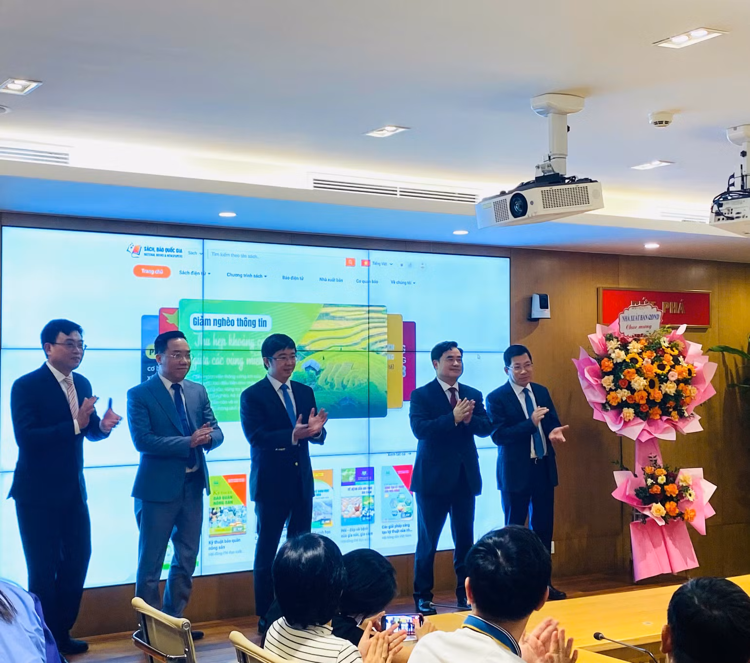 Ấn nút khai trương giao diện Nền tảng sách, báo điện tử thiết yếu phục vụ mục tiêu, nhiệm vụ giảm nghèo về thông tin.