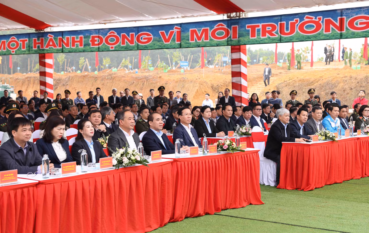 Các đại biểu tham dự Lễ phát động “Tết trồng cây đời đời nhớ ơn Bác Hồ” Xuân Giáp Thìn 2024. Ảnh: Vũ Sinh/TTXVN