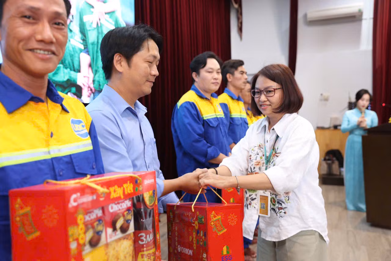 Đại diện Công ty cổ phần Xây dựng Coteccons trao quà Tết, thăm hỏi công nhân lao động. (Ảnh: THẾ ANH) Đại diện Công ty cổ phần Xây dựng Coteccons trao quà Tết, thăm hỏi công nhân lao động. (Ảnh: THẾ ANH)