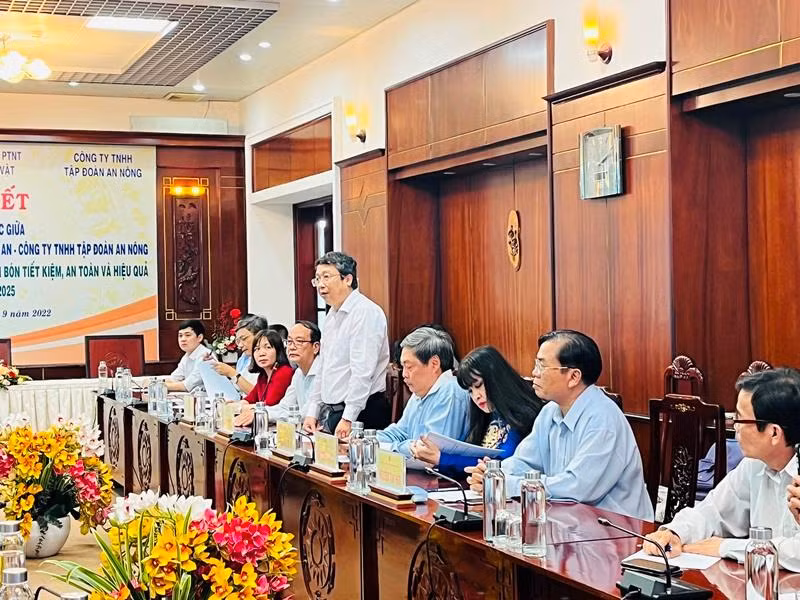 Cục trưởng Bảo vệ thực vật Hoàng Trung phát biểu khai mạc lễ ký kết. Cục trưởng Bảo vệ thực vật Hoàng Trung phát biểu khai mạc lễ ký kết.