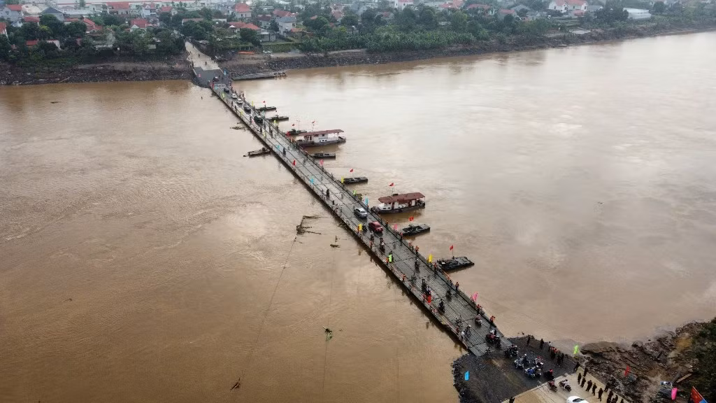 Dòng phương tiện qua cầu sau lệnh thông xe chính thức lúc 6 giờ ngày 30/9. Ảnh: Hoàng Hiếu-TTXVN Dòng phương tiện qua cầu sau lệnh thông xe chính thức lúc 6 giờ ngày 30/9. Ảnh: Hoàng Hiếu-TTXVN