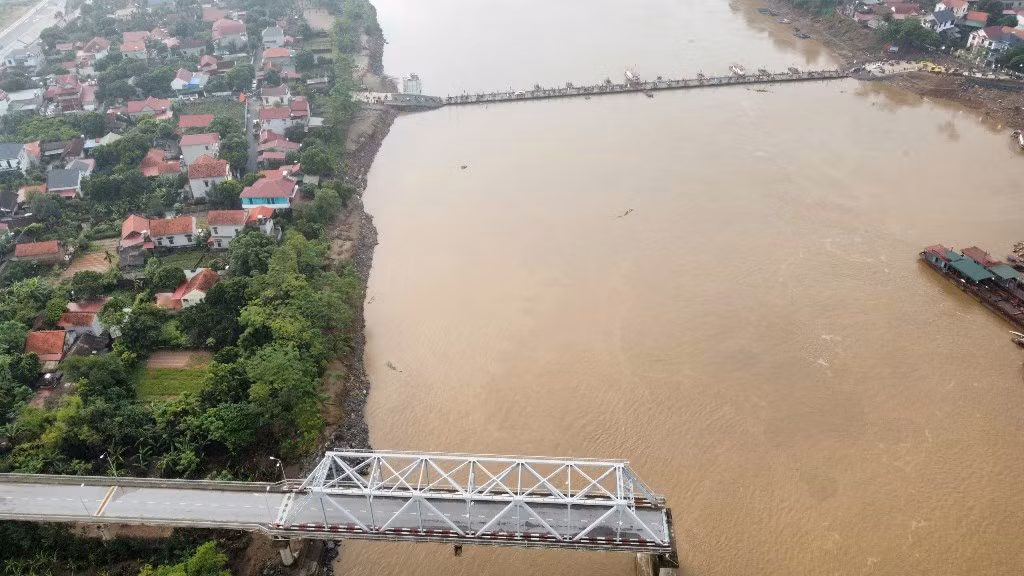 Dòng phương tiện qua cầu sau lệnh thông xe chính thức lúc 6 giờ ngày 30/9. Ảnh: Hoàng Hiếu-TTXVN Dòng phương tiện qua cầu sau lệnh thông xe chính thức lúc 6 giờ ngày 30/9. Ảnh: Hoàng Hiếu-TTXVN