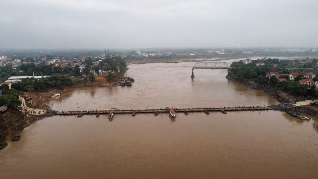 Dòng phương tiện qua cầu sau lệnh thông xe chính thức lúc 6 giờ ngày 30/9. Ảnh: Hoàng Hiếu-TTXVN Dòng phương tiện qua cầu sau lệnh thông xe chính thức lúc 6 giờ ngày 30/9. Ảnh: Hoàng Hiếu-TTXVN
