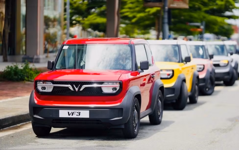 Không chỉ mạnh mẽ bên trong, VF 3 còn vô cùng bắt mắt với vẻ ngoài lên đến 9 màu sắc khác nhau để lựa chọn. Không chỉ mạnh mẽ bên trong, VF 3 còn vô cùng bắt mắt với vẻ ngoài lên đến 9 màu sắc khác nhau để lựa chọn.