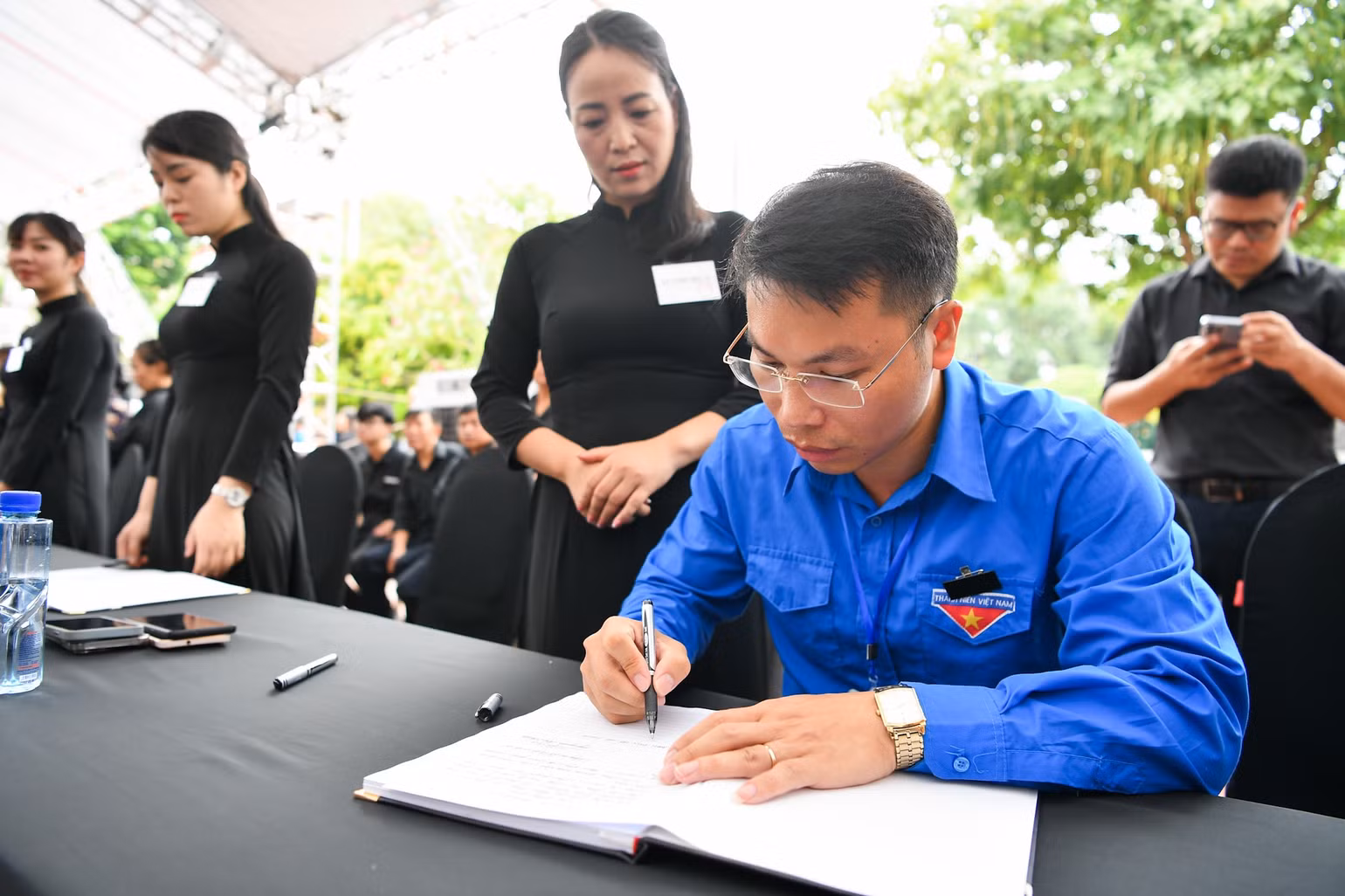 Toàn cảnh Lễ viếng Tổng Bí thư Nguyễn Phú Trọng: Trang nghiêm và xúc động ảnh 39 Toàn cảnh Lễ viếng Tổng Bí thư Nguyễn Phú Trọng: Trang nghiêm và xúc động ảnh 39
