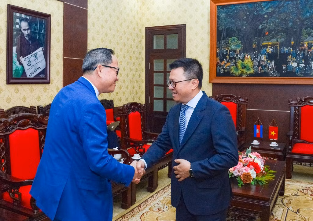 Tổng Biên tập Báo Nhân Dân Lê Quốc Minh đón ông Puy Kea, Chủ tịch Câu lạc bộ các nhà báo Campuchia tại Trụ sở Bộ Biên tập Báo Nhân Dân. Tổng Biên tập Báo Nhân Dân Lê Quốc Minh đón ông Puy Kea, Chủ tịch Câu lạc bộ các nhà báo Campuchia tại Trụ sở Bộ Biên tập Báo Nhân Dân.