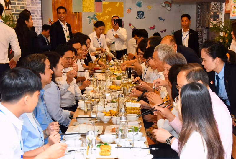 Hai Thủ tướng cùng ăn trưa với sinh viên Đại học Quốc gia Hà Nội.
