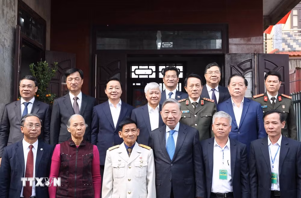 Tổng Bí thư Tô Lâm và các đại biểu với gia đình Anh hùng Lực lượng Vũ trang nhân dân Đinh Quốc Phòng. (Ảnh: Thống Nhất/TTXVN) Tổng Bí thư Tô Lâm và các đại biểu với gia đình Anh hùng Lực lượng Vũ trang nhân dân Đinh Quốc Phòng. (Ảnh: Thống Nhất/TTXVN)