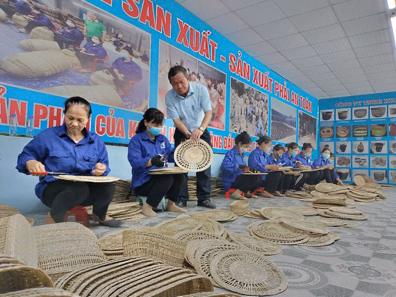 Ông Phạm Đăng Khuyến, Bí thư Chi bộ, Giám đốc Công ty TNHH Xuất khẩu và Đầu tư Thành Hóa, xã Khánh Nhạc, huyện Yên Khánh, tỉnh Ninh Bình, hướng dẫn công nhân sản xuất hàng thủ công mỹ nghệ. (Ảnh: Văn Lúa) Ông Phạm Đăng Khuyến, Bí thư Chi bộ, Giám đốc Công ty TNHH Xuất khẩu và Đầu tư Thành Hóa, xã Khánh Nhạc, huyện Yên Khánh, tỉnh Ninh Bình, hướng dẫn công nhân sản xuất hàng thủ công mỹ nghệ. (Ảnh: Văn Lúa)